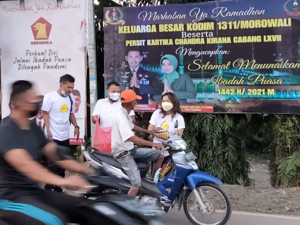 HIPMI Morut Berbagi Takjil di Bundaran Kolonodale