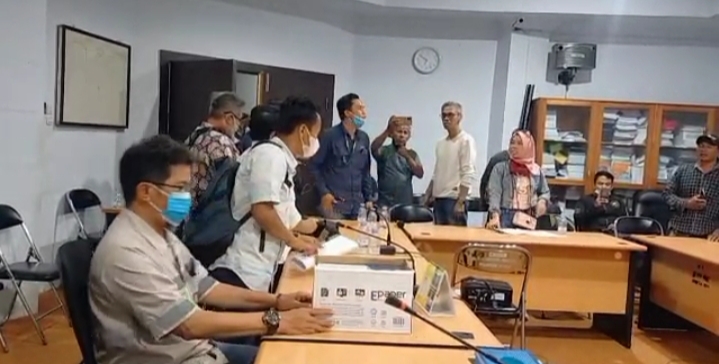 Rapat “Memanas”, Warga Lambolo “Jangan Kau Tunjuk-tunjuk”