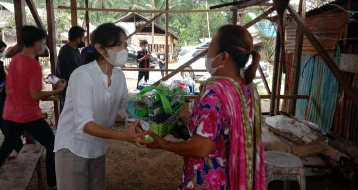 Ketua Penggerak PKK Morut Serahkan Bantuan Bagi Korban Kebakaran di Korowou