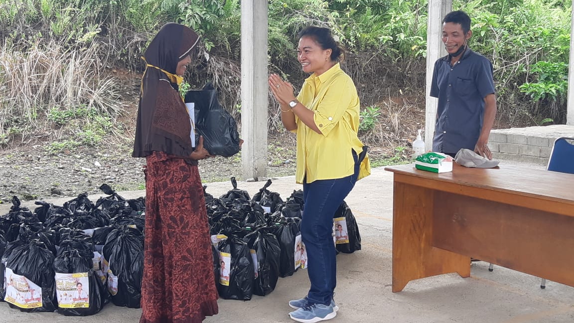 Jelang Idul Fitri, Anleg Morut Fanny Tampake Bagikan Sembako