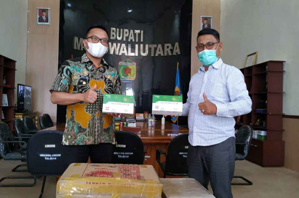 MEWAKILI DPC HANURA DONGGALA, FRITS SEM KANDORI SERAHKAN BANTUAN PENCEGAHAN COVID-19 KEPADA BUPATI DELIS