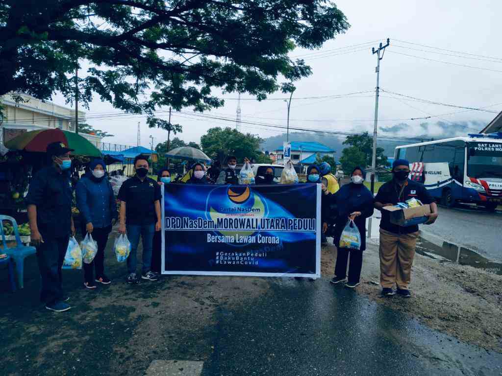 Jumat Berkah Nasdem Peduli, Wakil Ketua I DPRD Morut Bagikan Masker dan Vitamin