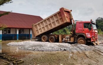 PT GNI Bantu Timbun Halaman SDN 2 Bunta dan SMPN 3 Petasia Timur